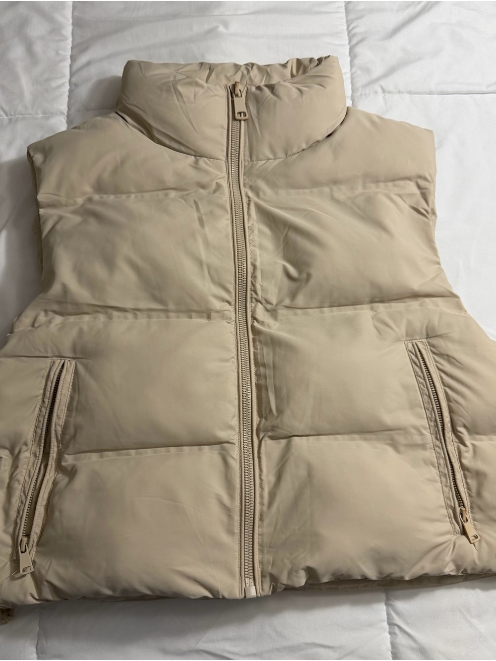 Zara Men's Puffer Vest in Light Beige